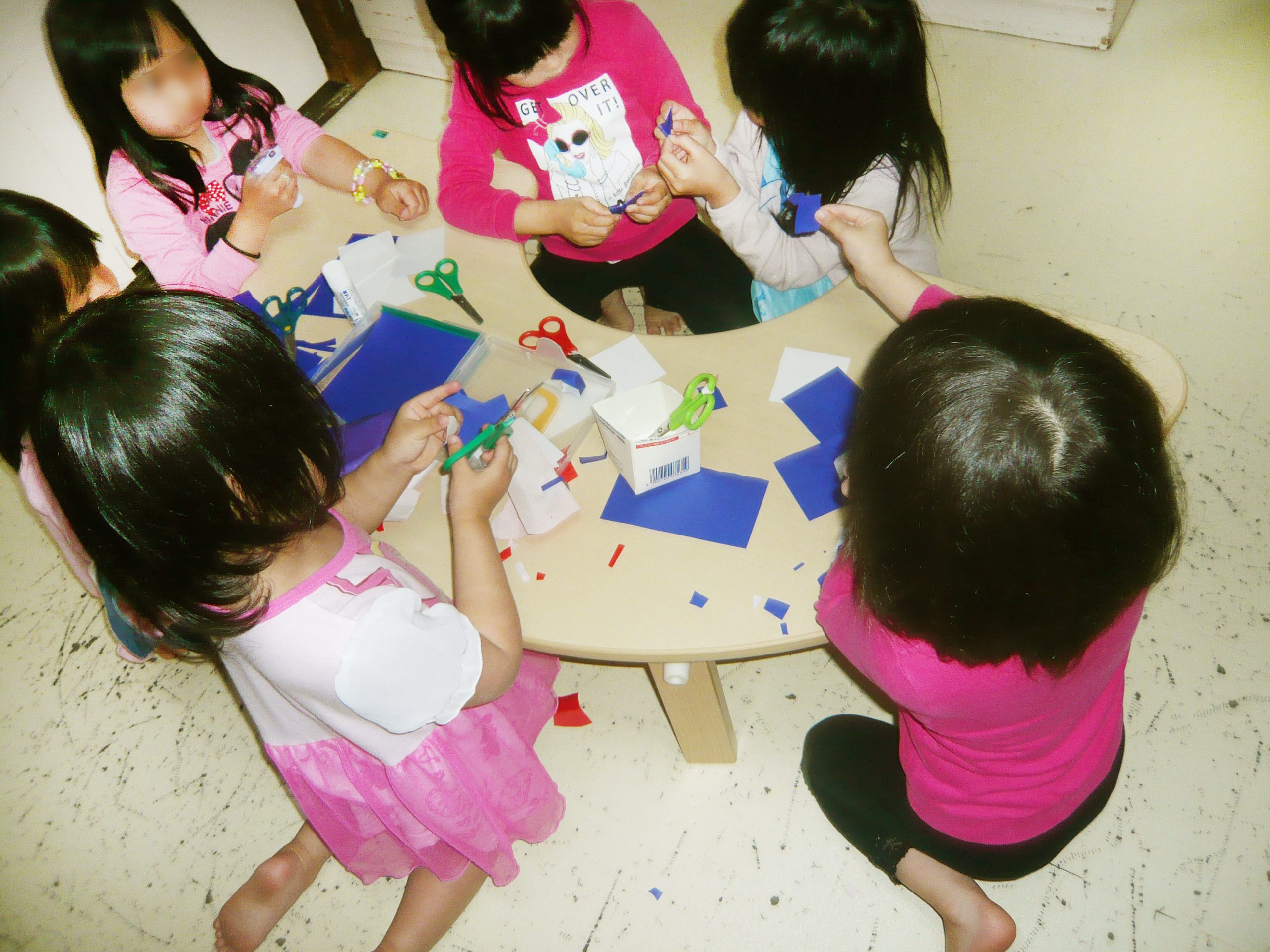 新緑の季節、はっぱの上ではもぞもぞ…