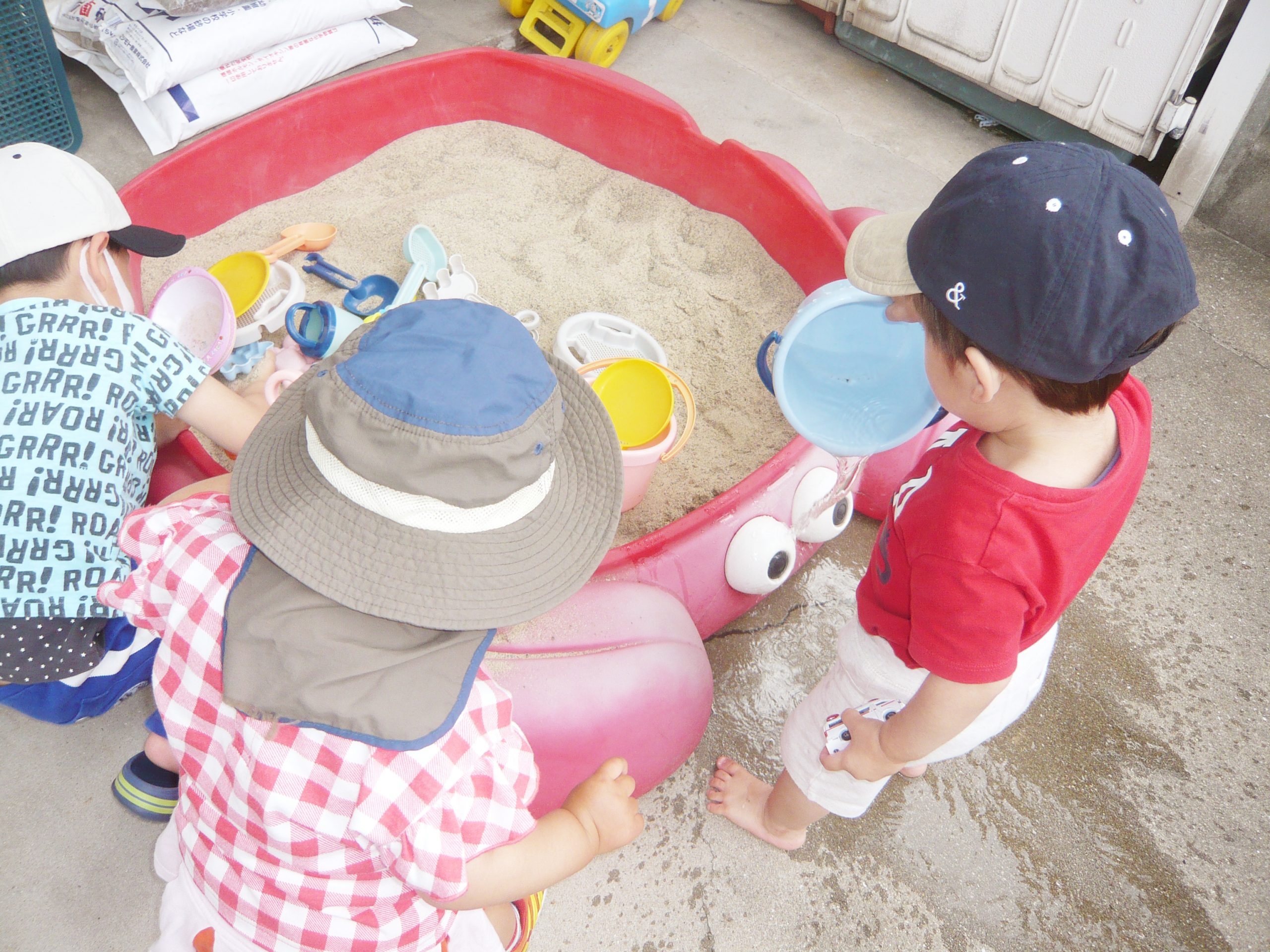 みんなで楽しく砂あそび。