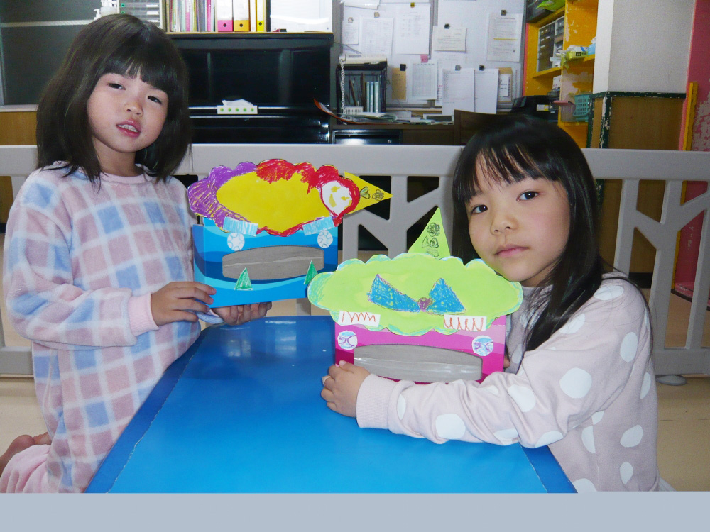 はじき絵のオニのおめんをつくりました。