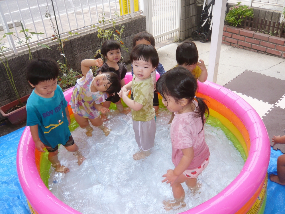 園庭で水あそび！